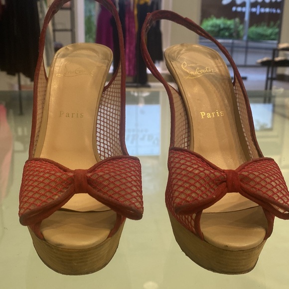 Christian louboutin shoes in red with bow in front - Picture 3 of 9